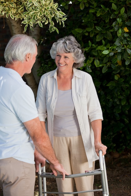 Man met zijn vrouw in de tuin