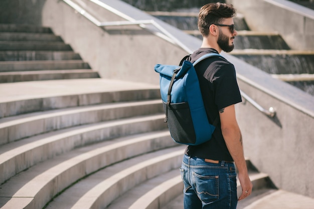 Man met zonnebril model backpackers reizen zomer reiziger vakantie in de stad.