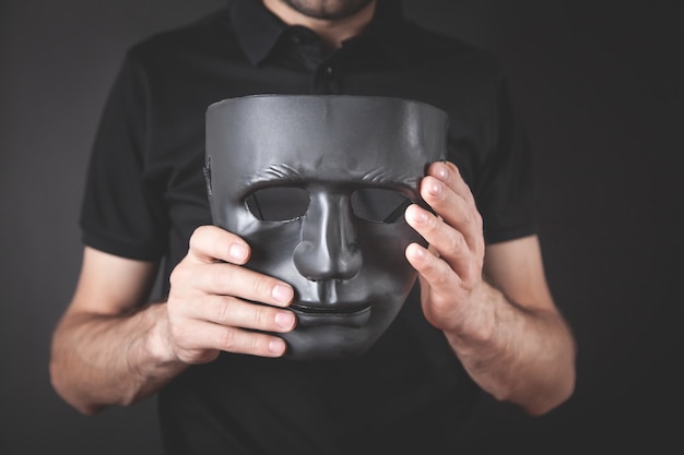 Man met zwart masker