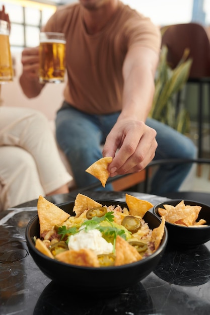 Man Mexicaans Snack eten in Bar