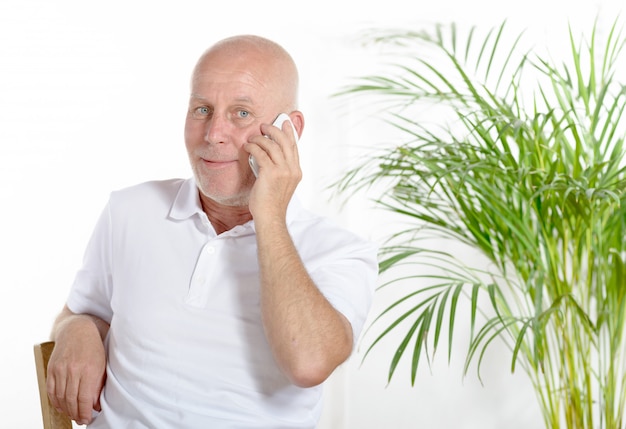 Un uomo di mezza età al telefono