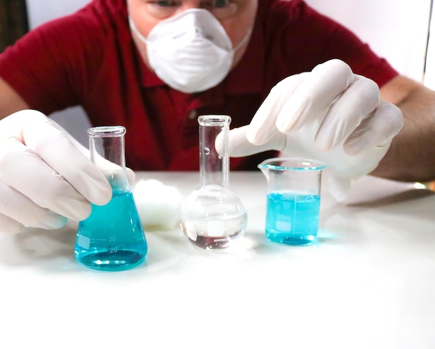 사진 실험실 에서 화학 물질 을 혼합 하는 사람