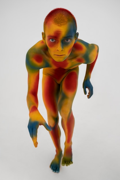 Man model poseren met kleurrijke bodypainting