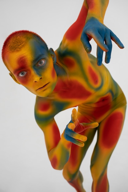 Man model poseren met kleurrijke bodypainting