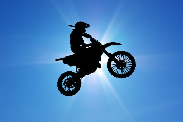 Photo man on motorbike flying in the sky