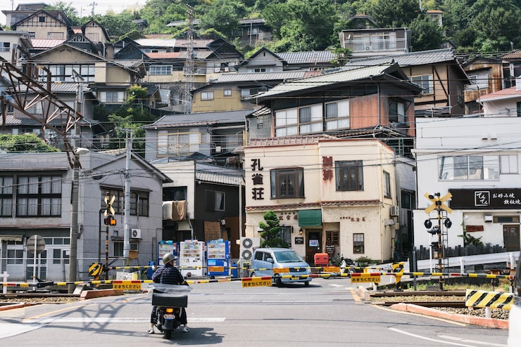 Photo 市内でオートバイに乗った男性