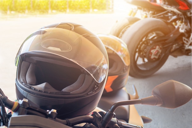 L'uomo in motocicletta con casco e guanti è un importante indumento protettivo per il controllo dell'acceleratore in motocicletta con luce solare.