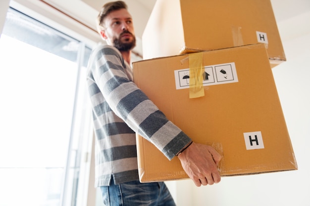 Photo man moving to new house