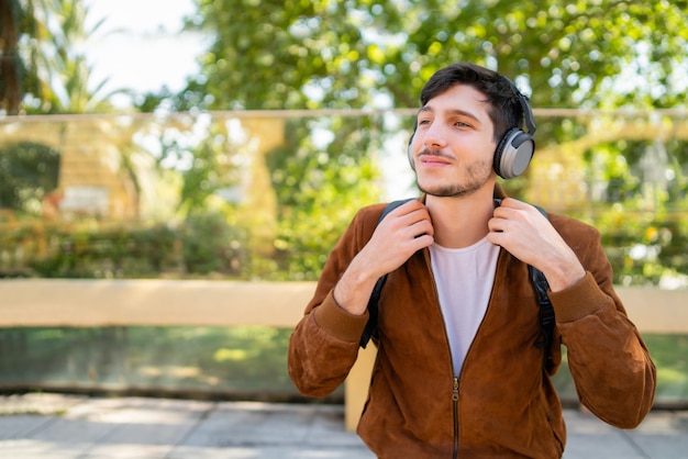 Man muziek beluisteren met een koptelefoon