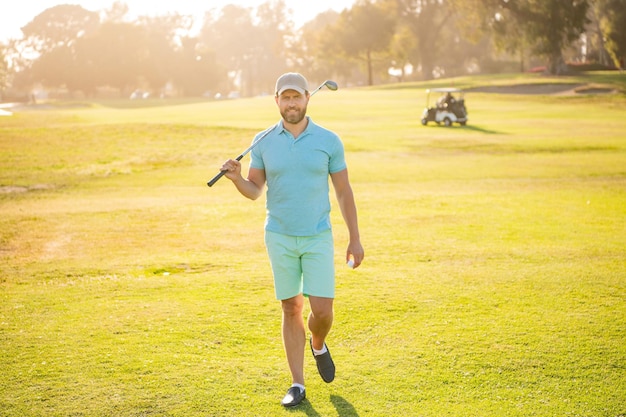 Man na spel wandeling op groen gras zomeractiviteit professionele sport buiten