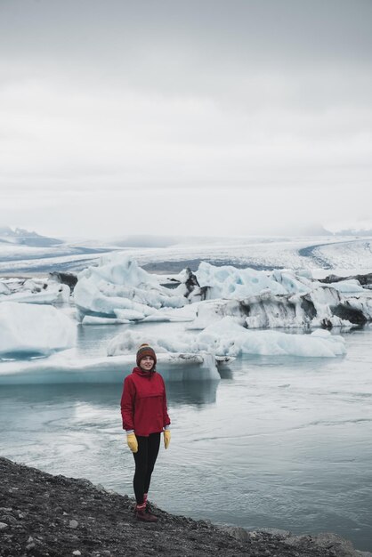 アイスランドの氷河の近くの男