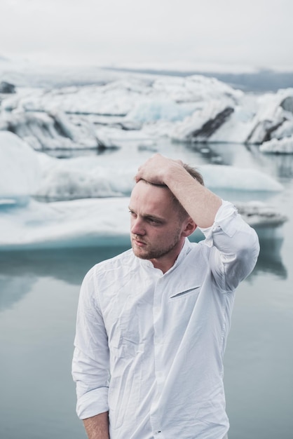 アイスランドの氷河の近くの男