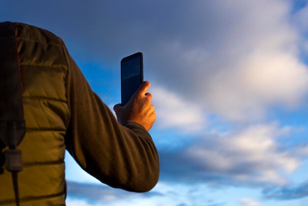 man neemt fototelefoon in de natuur