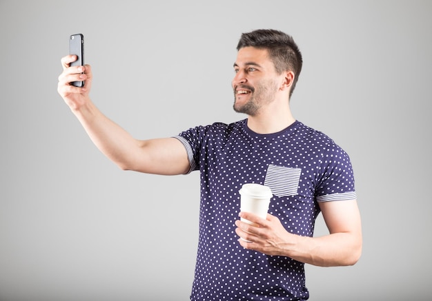 Man neemt Selfie