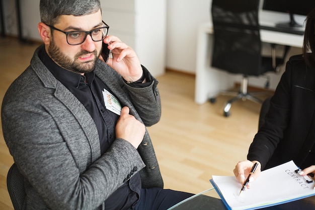 Man neemt steekpenningen aan voor het ondertekenen van het contract