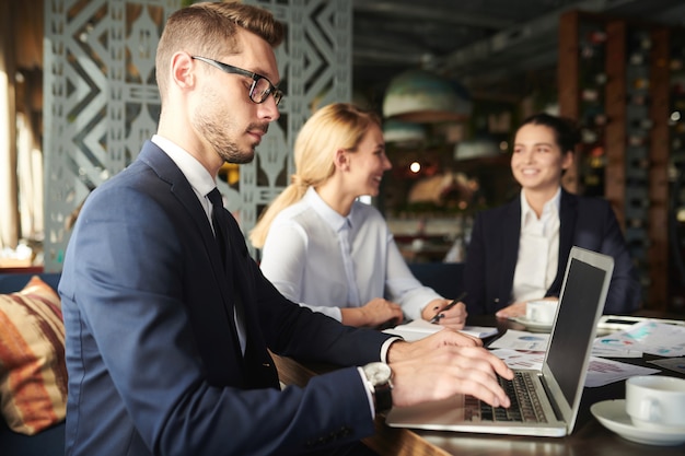 Man networking in cafe