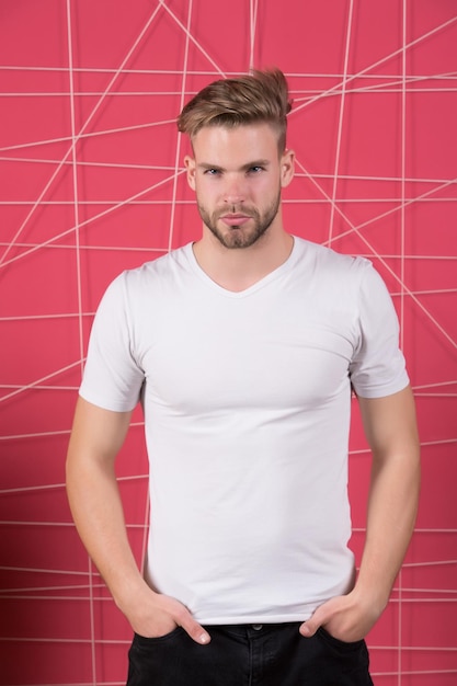 Man of man in lege witte t-shirt staan op roze achtergrond