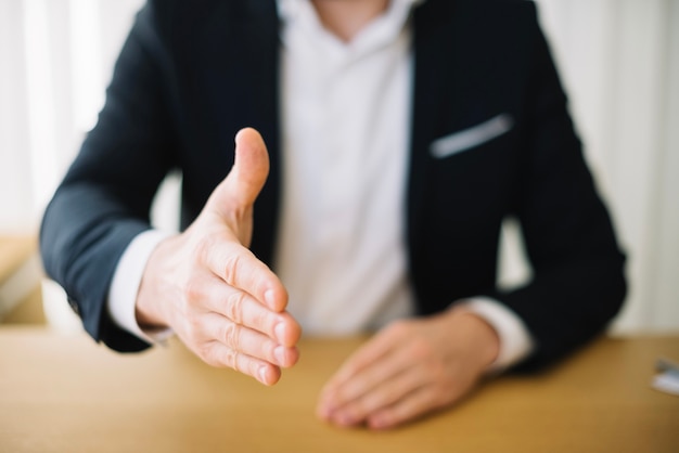 Photo man offering hand in office