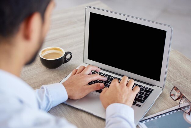 オフィスのタイピングとノートパソコンのキーボードのインターネットと会計開始時のオンライン財務報告書の研究をする男性のコンピューター会計士または実業家が電子メールの提案書やフィードバックを書く