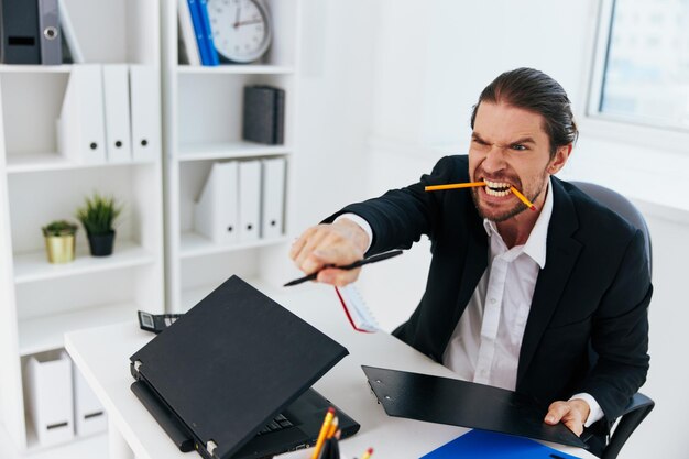 Foto capo della cartella documenti blu del lavoro d'ufficio dell'uomo