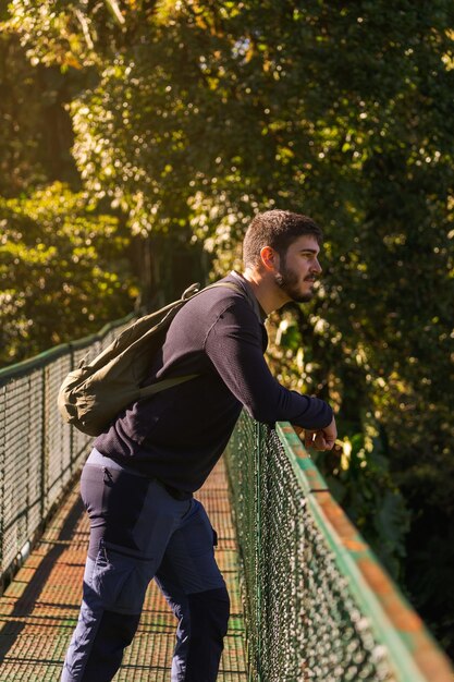 写真 自然の中で吊橋の上の男