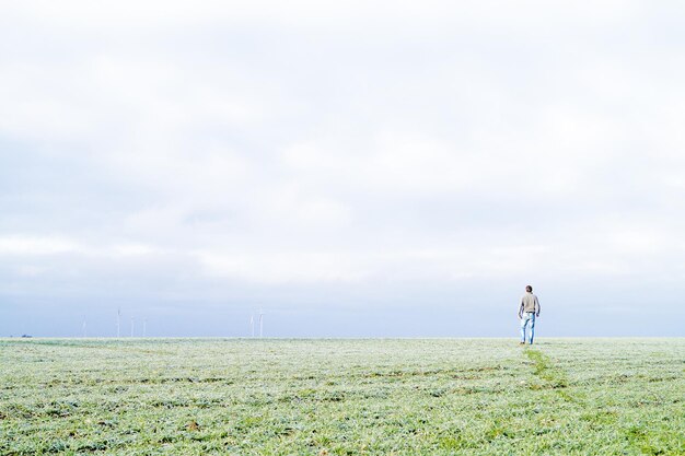 写真 空に向かって農地にいる男