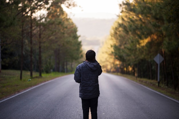 写真 夕方の道路にいる男