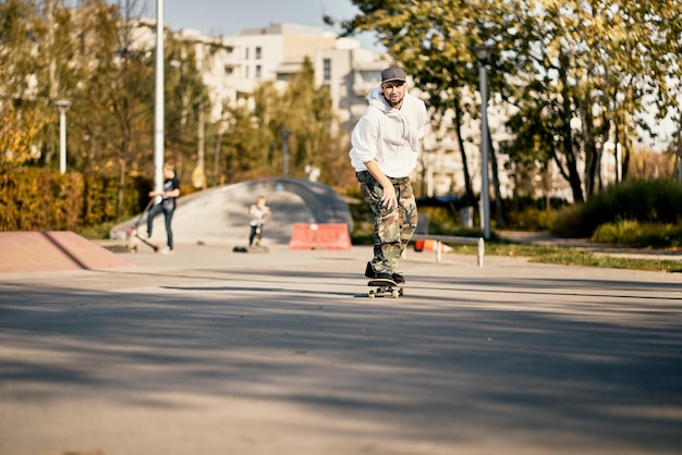 写真 公園でスケートボードをしている男性