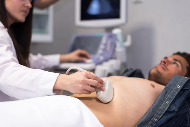 Man onder echografie onderzoek