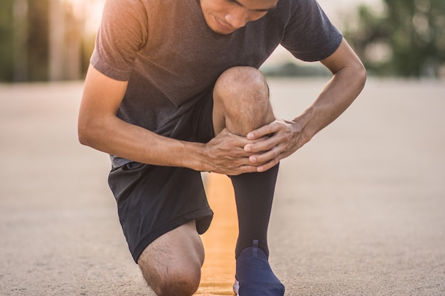 Man ongevallen zijn knie tijdens het hardlopen