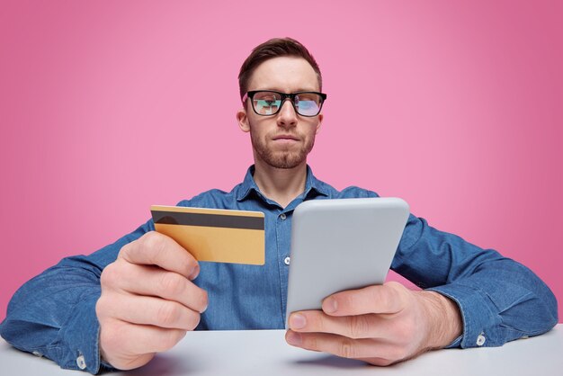 Man online winkelen met creditcard en smartphone