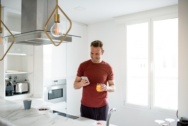 Man ontbijten met mobiele telefoon