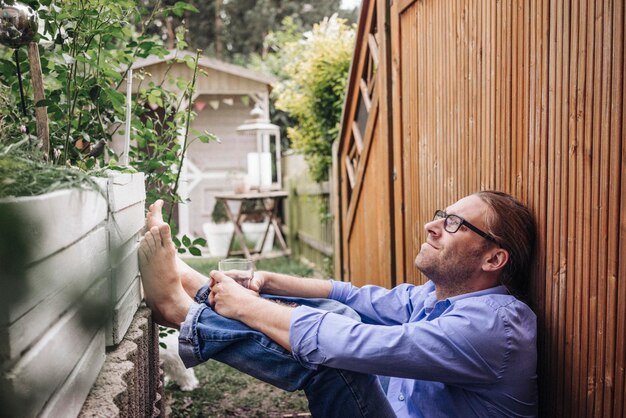 Man ontspannen in de tuin