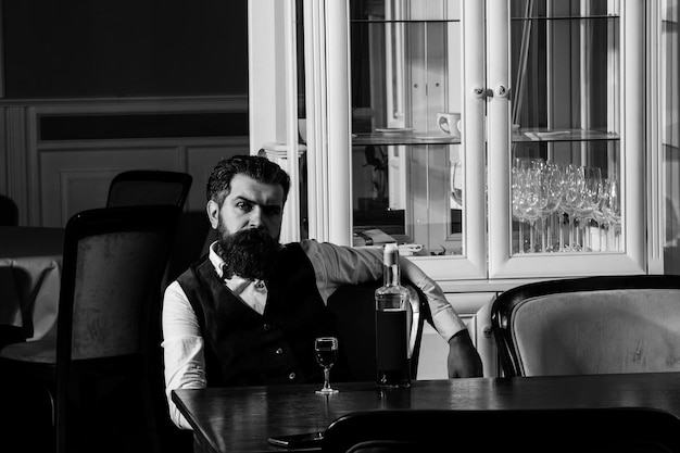Foto man ontspannen met wijn in restaurant
