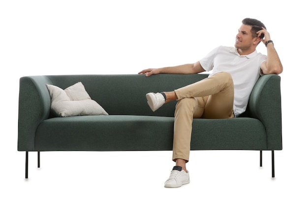 Man ontspannen op comfortabele groene sofa tegen witte achtergrond