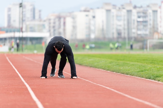 Man op atletiekbaan atletiekbaan