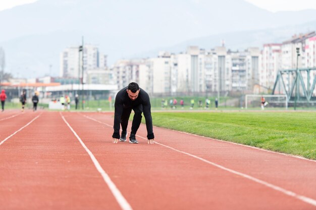 Man op atletiekbaan atletiekbaan