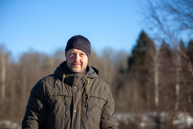 Man op de achtergrond van het winterbos