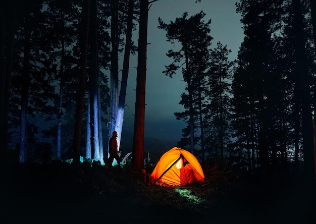 Man op de camping in de Night Mountains