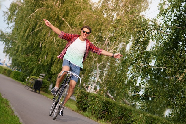 Man op de fiets in de stad zonder handen