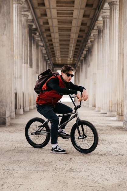 Man op de fiets in de stad