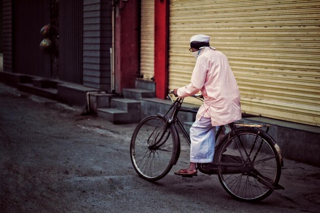 Man op de straat op de fiets