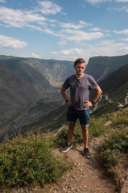 Man op de top van de altai-berg