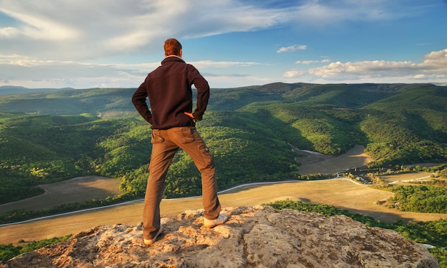 Man op de top van de berg