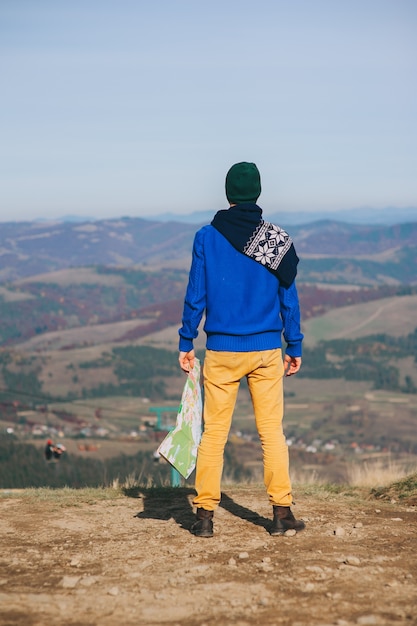 Man op de top van de berg