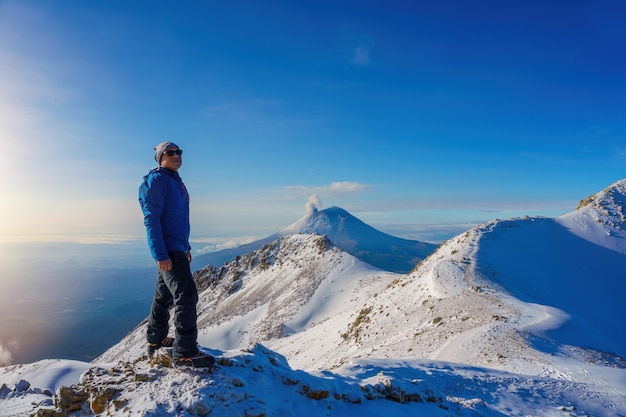 Man op de top van de berg