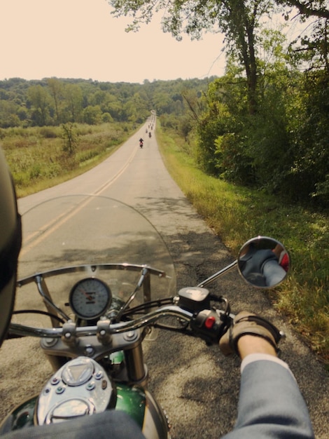 Foto man op de weg op de fiets