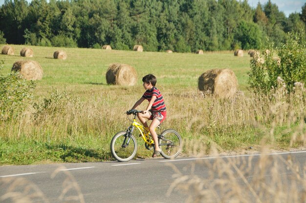 Foto man op de weg op de fiets