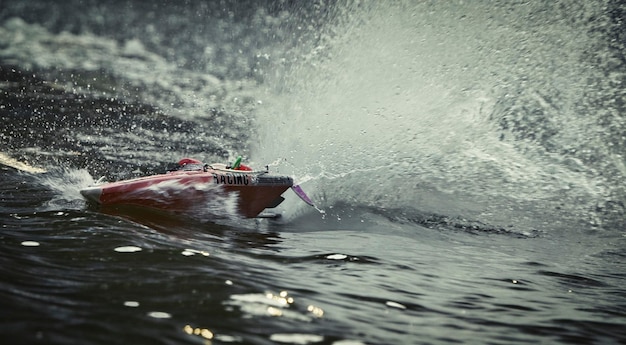 Foto man op een boot op zee