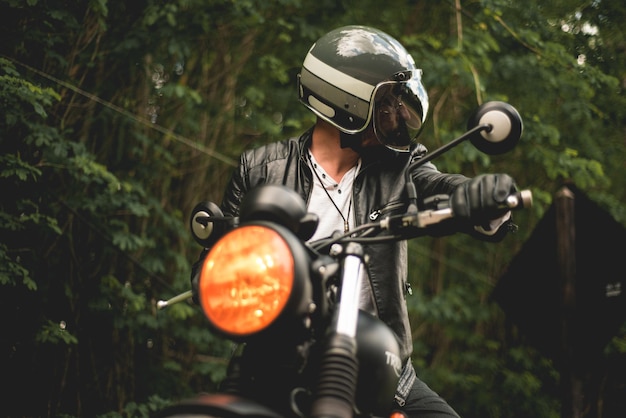 Man op een motorfiets buiten